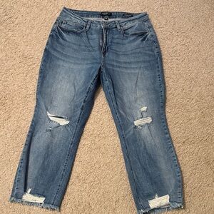 Judy Blue Frayed Hem Cropped Jeans in Blue